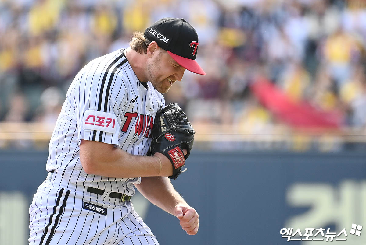 LG 투수 엔스는 5일 잠실구장에서 열린 '2024 신한 SOL Bank KBO 포스트시즌' KT와 준플레이오프(5전 3승제) 1차전에서 선발 투수로 나섰다. 이날 최종 성적 5⅓이닝 3실점을 기록했다. 문상철의 벽을 넘지 못했다. 잠실, 박지영 기자