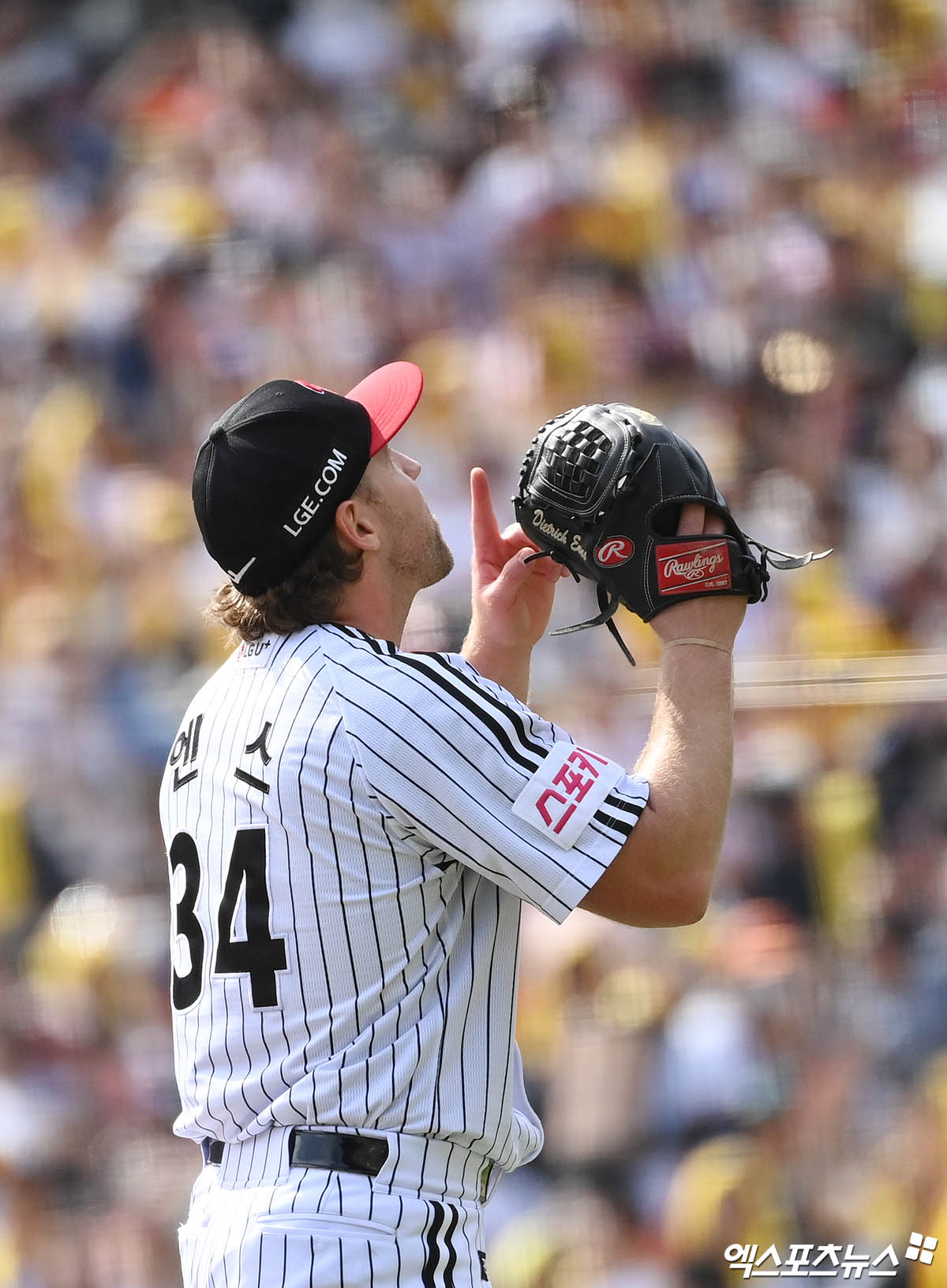 LG 투수 엔스는 5일 잠실구장에서 열린 '2024 신한 SOL Bank KBO 포스트시즌' KT와 준플레이오프(5전 3승제) 1차전에서 선발 투수로 나섰다. 이날 최종 성적 5⅓이닝 3실점을 기록했다. 문상철의 벽을 넘지 못했다. 잠실, 박지영 기자