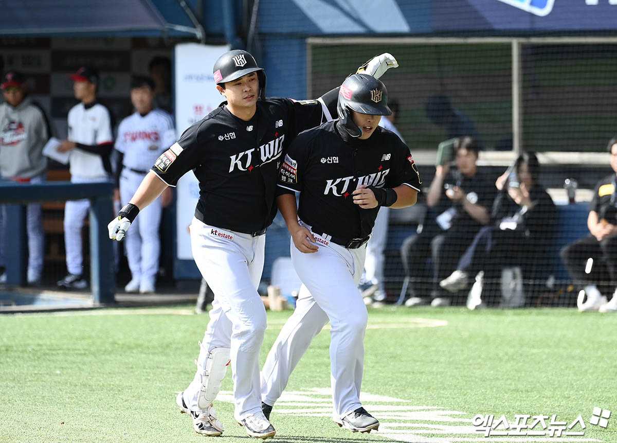 5일 오후 서울 송파구 잠실야구장에서 열린 '2024 신한 SOL Bank KBO 포스트시즌' KT 위즈와 LG 트윈스의 준플레이오프 1차전 경기, 2회초 무사 1루 KT 문상철이 LG 선발투수 엔스 상대로 선취 투런 홈런을 때려낸 뒤 홈에서 1루주자 강백호와 기쁨을 나누고 있다. 잠실, 박지영 기자