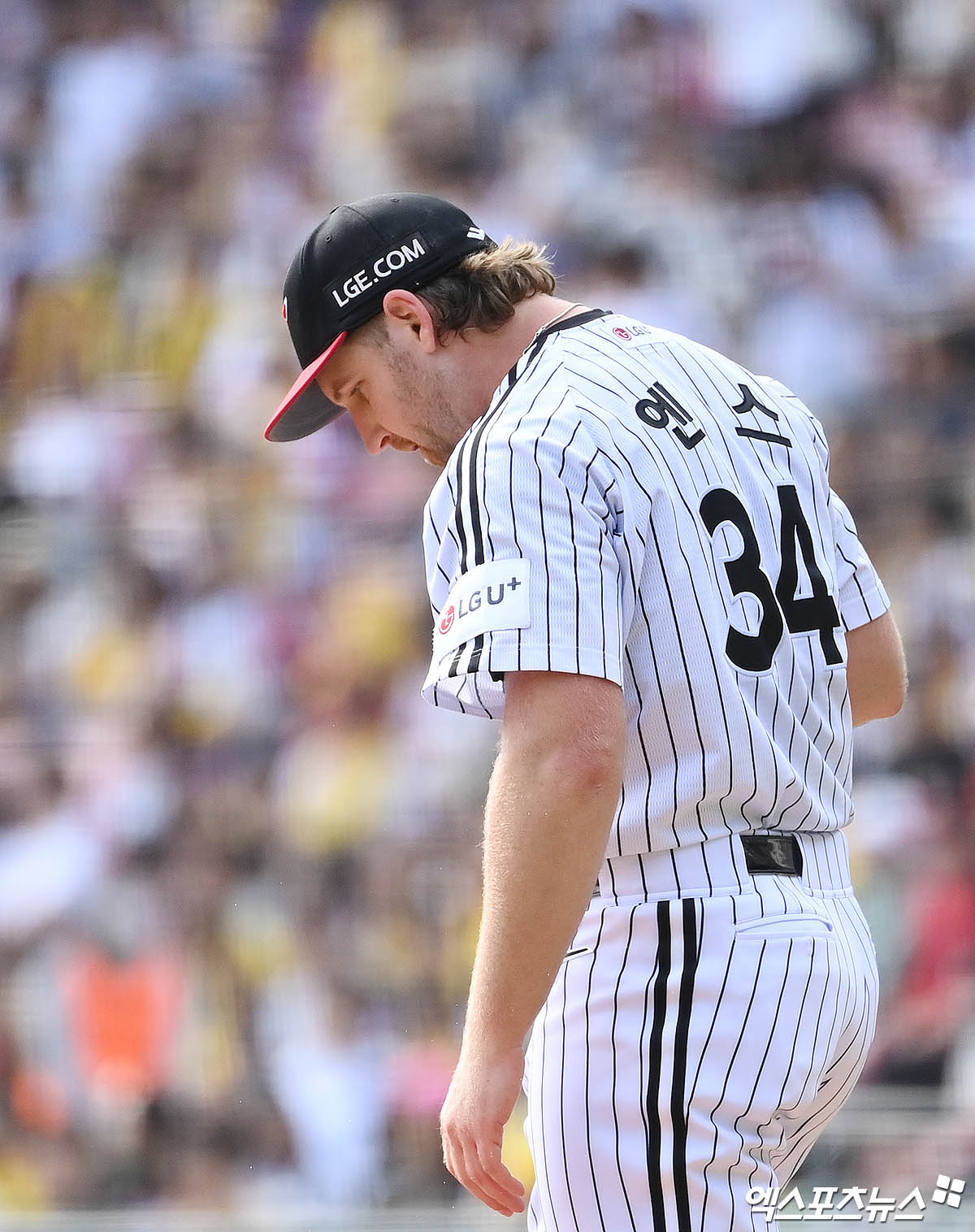 LG 투수 엔스는 5일 잠실구장에서 열린 '2024 신한 SOL Bank KBO 포스트시즌' KT와 준플레이오프(5전 3승제) 1차전에서 선발 투수로 나섰다. 이날 최종 성적 5⅓이닝 3실점을 기록했다. 문상철의 벽을 넘지 못했다. 잠실, 박지영 기자