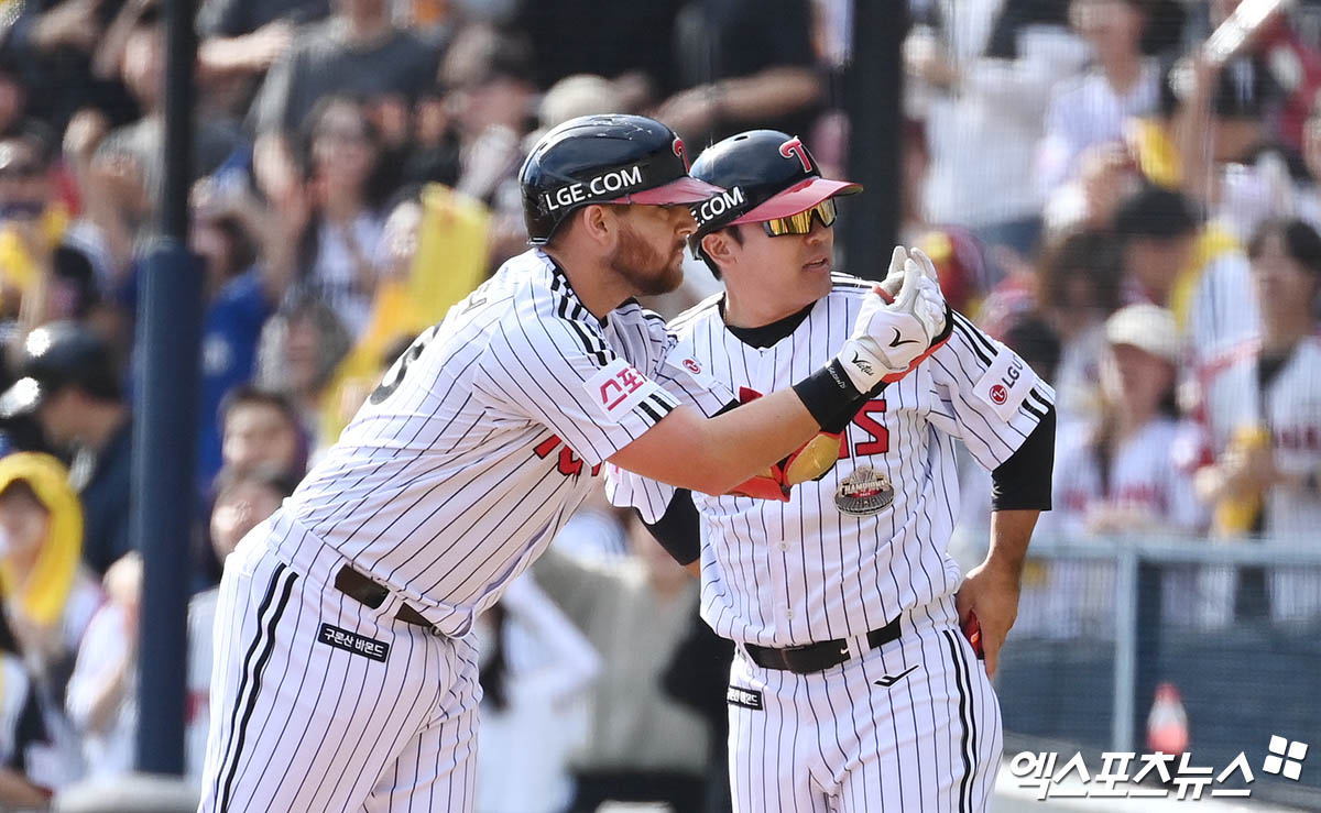 LG 내야수 오스틴(왼쪽)은 5일 잠실구장에서 열린 '2024 신한 SOL Bank KBO 포스트시즌' KT와 준플레이오프(5전 3승제) 1차전에서 3번타자 1루수로 선발 출전했다. 4회말 1타점 적시타를 쳐 공격에 활력을 불어넣었다. 잠실, 박지영 기자