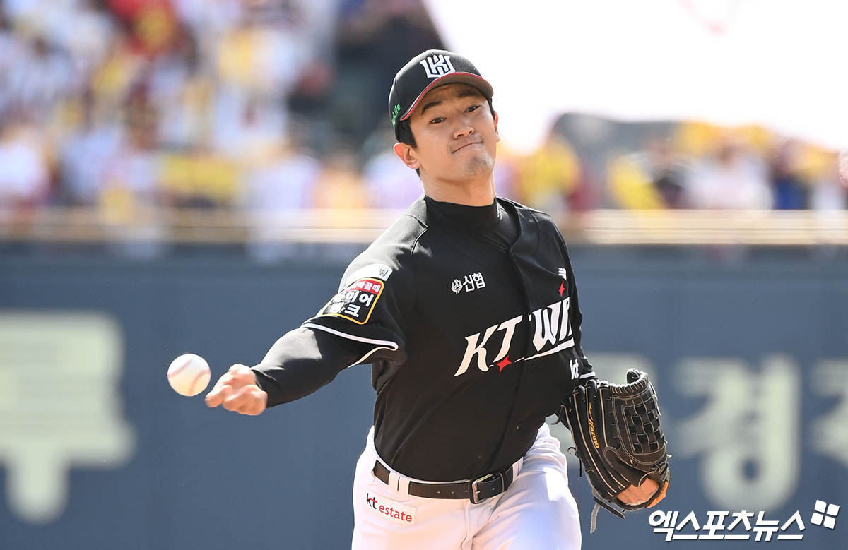 5일 오후 서울 송파구 잠실야구장에서 열린 '2024 신한 SOL Bank KBO 포스트시즌' KT 위즈와 LG 트윈스의 준플레이오프 1차전 경기, 1회말 KT 선발투수 고영표가 역투하고 있다. 잠실, 박지영 기자