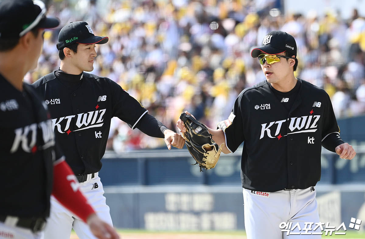 5일 오후 서울 송파구 잠실야구장에서 열린 '2024 신한 SOL Bank KBO 포스트시즌' KT 위즈와 LG 트윈스의 준플레이오프 1차전 경기, 2회말 종료 후 KT 선발투수 고영표하 더그아웃으로 향하며 1루수 문상철과 하이파이브를 나누고 있다. 잠실, 박지영 기자