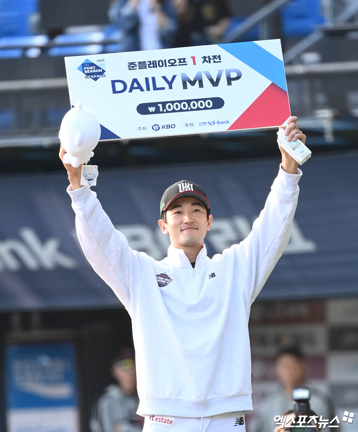 5일 오후 서울 송파구 잠실야구장에서 열린 '2024 신한 SOL Bank KBO 포스트시즌' KT 위즈와 LG 트윈스의 준플레이오프 1차전 경기, KT가 3:2의 스코어로 승리하며 기선제압에 성공, 플레이오프 진출 확률 87.9%를 가져갔다.  경기 종료 후 KT 고영표가 데일리 MVP 수상 기념 촬영을 하고 있다. 잠실, 박지영 기자