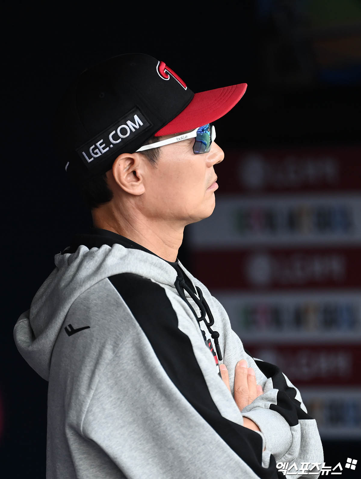 5일 오후 서울 송파구 잠실야구장에서 열린 '2024 신한 SOL Bank KBO 포스트시즌' KT 위즈와 LG 트윈스의 준플레이오프 1차전 경기, LG 염경엽 감독이 더그아웃서 경기를 지켜보고 있다. 잠실, 박지영 기자