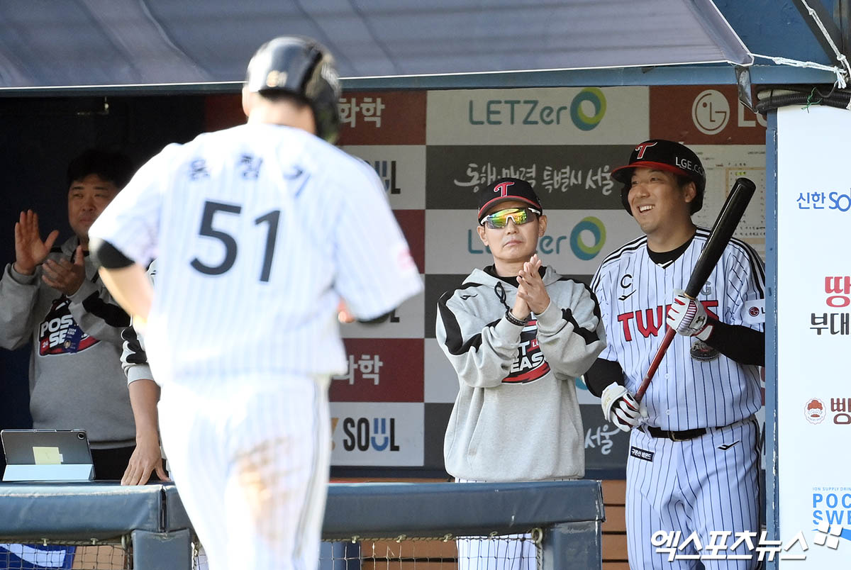 5일 오후 서울 송파구 잠실야구장에서 열린 '2024 신한 SOL Bank KBO 포스트시즌' KT 위즈와 LG 트윈스의 준플레이오프 1차전 경기, 6회말 1사 1,3루 LG 문보경 타석 때 1루주자 신민재가 도루를 시도했다. 이때 KT 포수 장성우의 송구 실책으로 1루주자는 2루까지 진루, 3루주자 홍창기는 득점에 성공했다. 더그아웃서 홍창기를 반기는 염경엽 감독과 김현수. 잠실, 박지영 기자