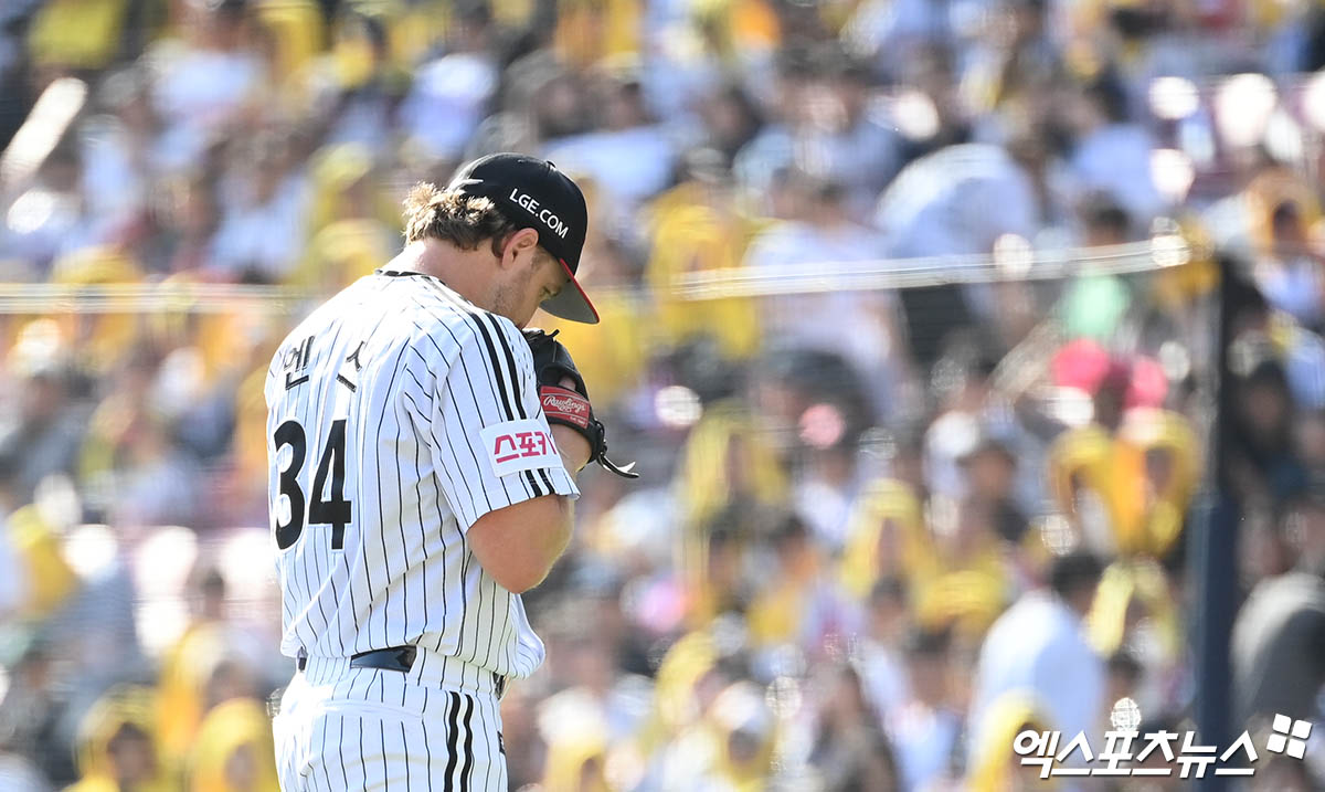 5일 오후 서울 송파구 잠실야구장에서 열린 '2024 신한 SOL Bank KBO 포스트시즌' KT 위즈와 LG 트윈스의 준플레이오프 1차전 경기, 6회초 1사 1,3루 LG 선발투수 엔스가 교체되어 마운드를 내려가고 있다. 잠실, 박지영 기자