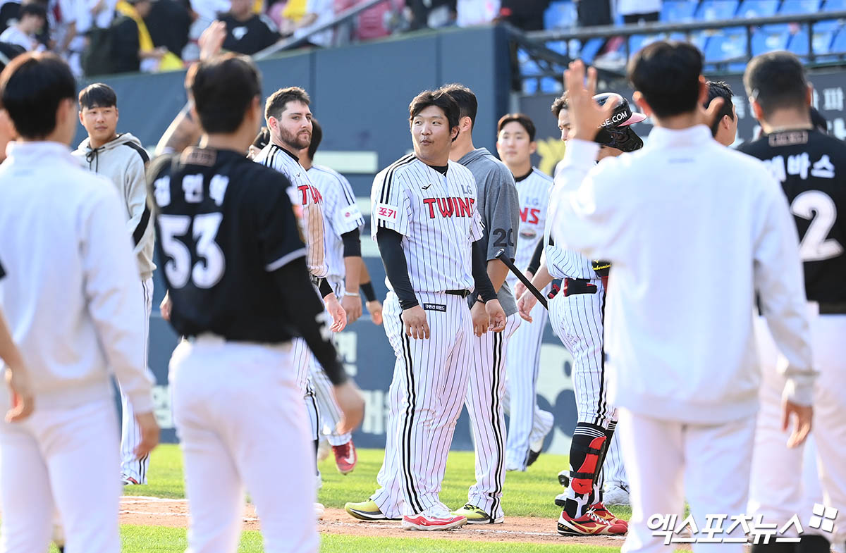 5일 오후 서울 송파구 잠실야구장에서 열린 '2024 신한 SOL Bank KBO 포스트시즌' KT 위즈와 LG 트윈스의 준플레이오프 1차전 경기, KT가 3:2의 스코어로 승리하며 기선제압에 성공, 플레이오프 진출 확률 87.9%를 가져갔다.  경기 종료 후 LG 선수들이 패배에 아쉬워하고 있다. 잠실, 박지영 기자