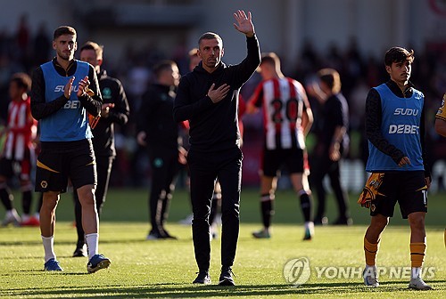 영국 매체 데일리 메일이 6일(한국시간) 개리 오닐 감독이 자신의 거취에 대해 확신할 수 없다며 내일 자신이 경질당할 수 있음을 직감하고 있다고 전했다.   울버햄프턴이 6일 영국 브렌트포드에 있는 지테크 커뮤니티 스타디움에서 열린 브렌트포드와의 2024-2025시즌 프리미어리그 7라운드 원정 경기에서 3-5 완패를 당했다. 연합뉴스