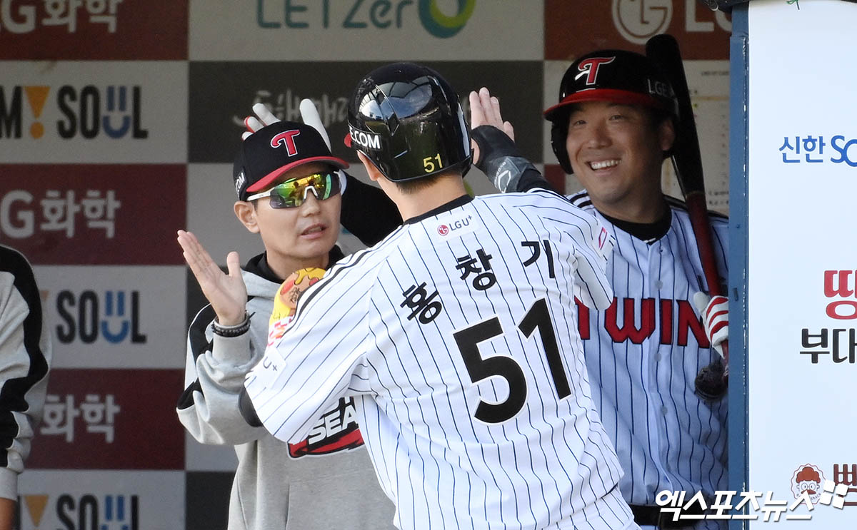 5일 오후 서울 송파구 잠실야구장에서 열린 '2024 신한 SOL Bank KBO 포스트시즌' KT 위즈와 LG 트윈스의 준플레이오프 1차전 경기, 6회말 1사 1,3루 LG 문보경 타석 때 1루주자 신민재가 도루를 시도했다. 이때 KT 포수 장성우의 송구 실책으로 1루주자는 2루까지 진루, 3루주자 홍창기는 득점에 성공했다. 더그아웃서 홍창기를 반기는 염경엽 감독과 김현수. 잠실, 박지영 기자