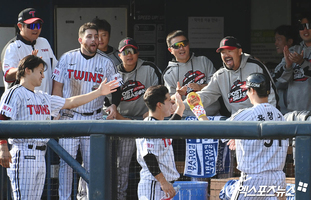 5일 오후 서울 송파구 잠실야구장에서 열린 '2024 신한 SOL Bank KBO 포스트시즌' KT 위즈와 LG 트윈스의 준플레이오프 1차전 경기, 6회말 1사 1,3루 LG 문보경 타석 때 1루주자 신민재가 도루를 시도했다. 이때 KT 포수 장성우의 송구 실책으로 1루주자는 2루까지 진루, 3루주자 홍창기는 득점에 성공했다. 홍창기가 더그아웃에서 동료들과 하이파이브를 나누고 있다. 잠실, 박지영 기자