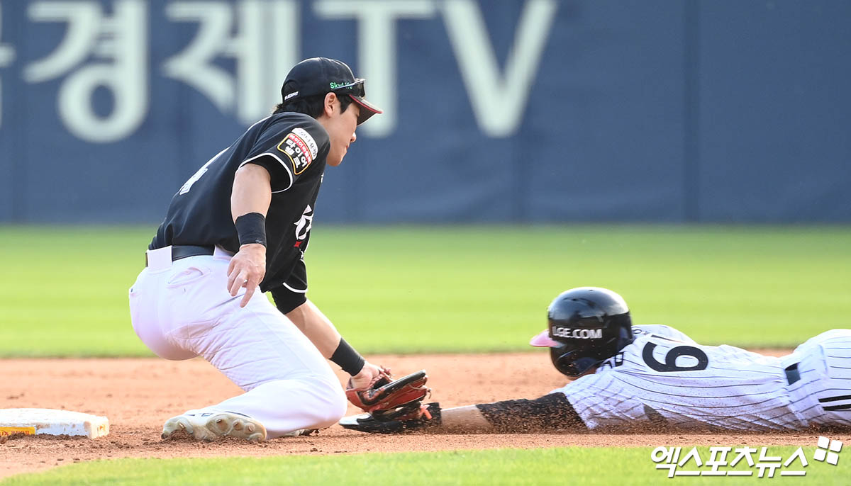  5일 오후 서울 송파구 잠실야구장에서 열린 '2024 신한 SOL Bank KBO 포스트시즌' KT 위즈와 LG 트윈스의 준플레이오프 1차전 경기, KT가 3:2의 스코어로 승리하며 기선제압에 성공, 플레이오프 진출 확률 87.9%를 가져갔다.  9회말 2사 LG 박동원 타석 때 1루주자 김대원이 2루 도루를 시도했으나 KT 2루수 오윤석에게 태그아웃 당하고 있다. 이후 LG측 요청으로 비디오 판독 실시했으나 원심 유지되며 경기 종료. 잠실, 박지영 기자