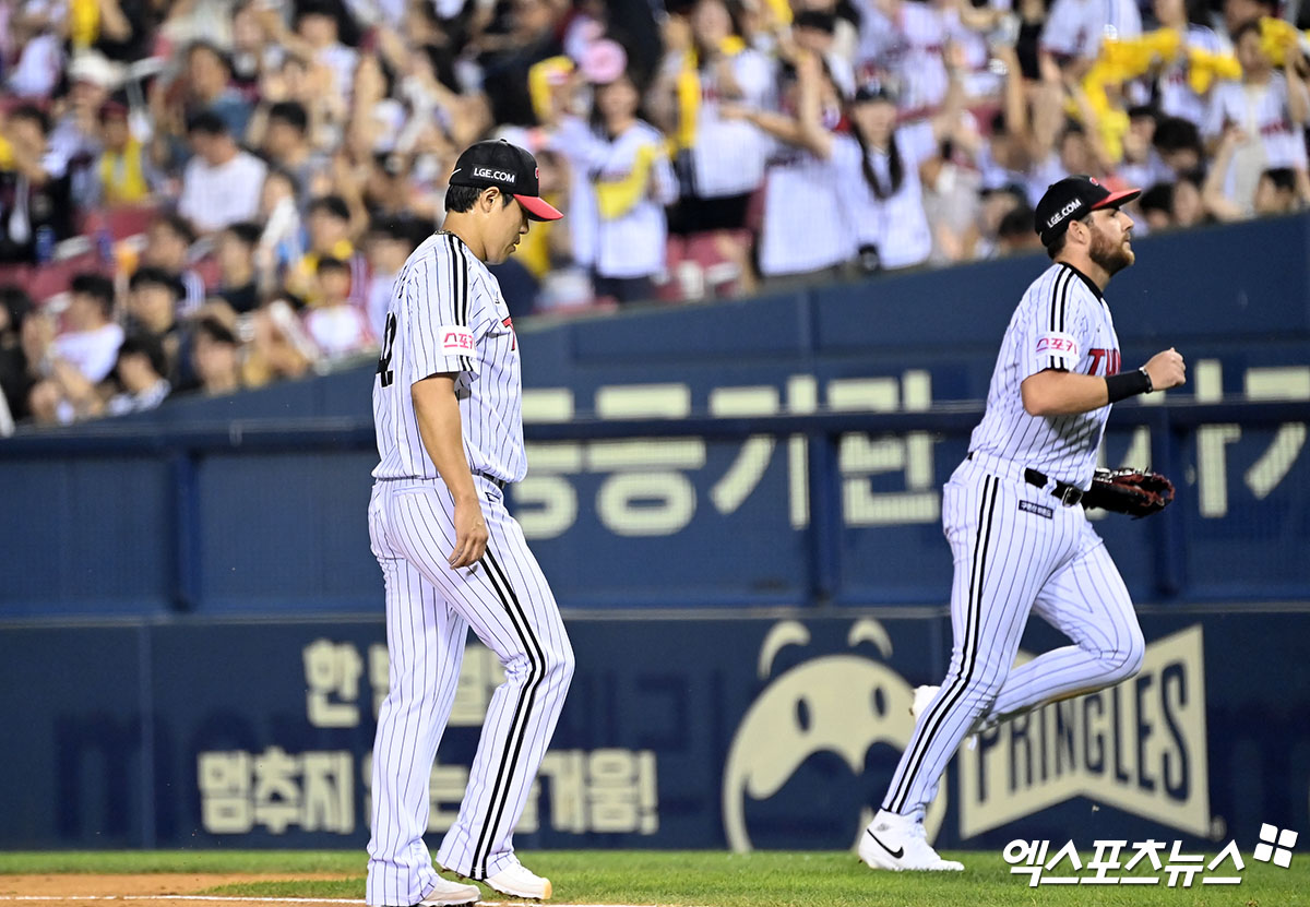 LG 투수 김진성(왼쪽)은 5일 잠실구장에서 열린 '2024 신한 SOL Bank KBO 포스트시즌' KT와 준플레이오프(5전 3승제) 1차전에서 구원 등판했다. 뛰어난 투구를 앞세워 최종 성적 1⅔이닝 무실점으로 활약했다. 엑스포츠뉴스 DB 