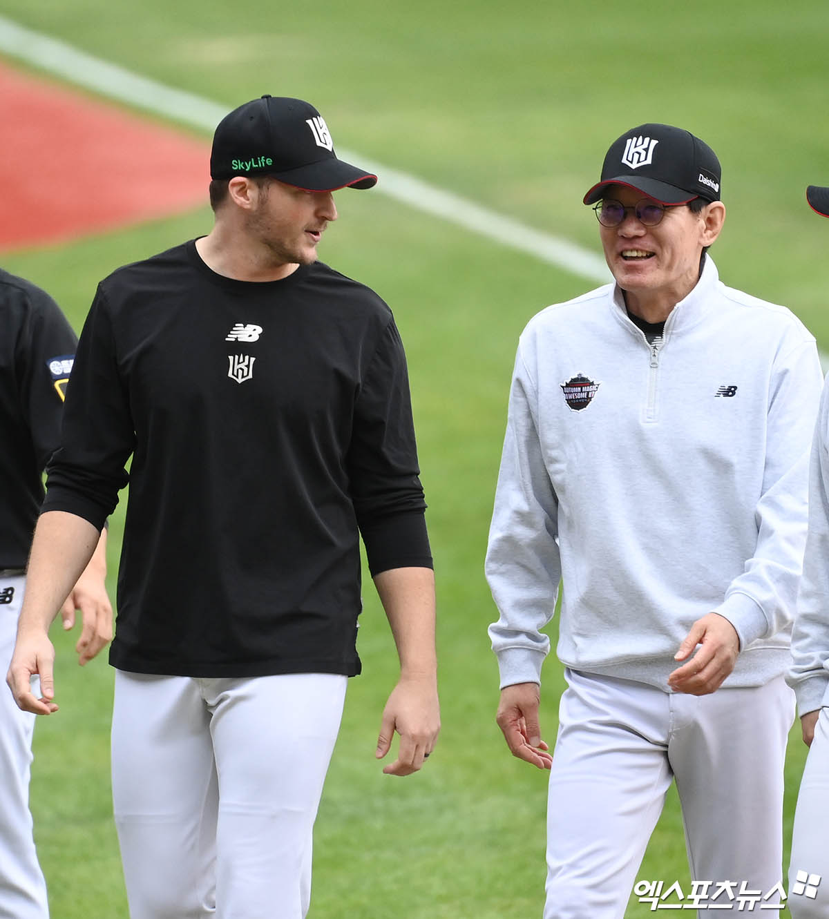 3일 오후 서울 송파구 잠실야구장에서 열린 '2024 신한 SOL Bank KBO 포스트시즌' KT 위즈와 두산 베어스의 와일드카드 결정전 2차전 경기, KT가 1:0의 스코어로 승리하며 와일드카드 사상 첫 업셋을 달성하며 준플레이오프에 진출했다.   경기 종료 후 KT 벤자민과 이강철 감독이 이야기를 나누고 있다. 엑스포츠뉴스 DB