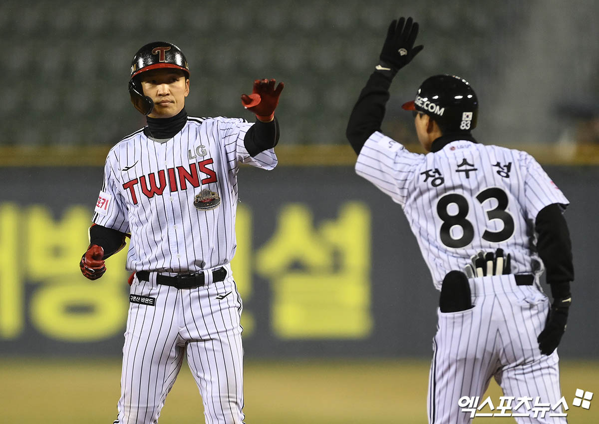 LG 외야수 박해민(왼쪽)은 6일 잠실구장에서 열릴 '2024 신한 SOL Bank KBO 포스트시즌' KT와 준플레이오프(5전 3승제) 2차전을 앞두고 승리를 향한 힘찬 각오를 밝혔다. 엑스포츠뉴스 DB