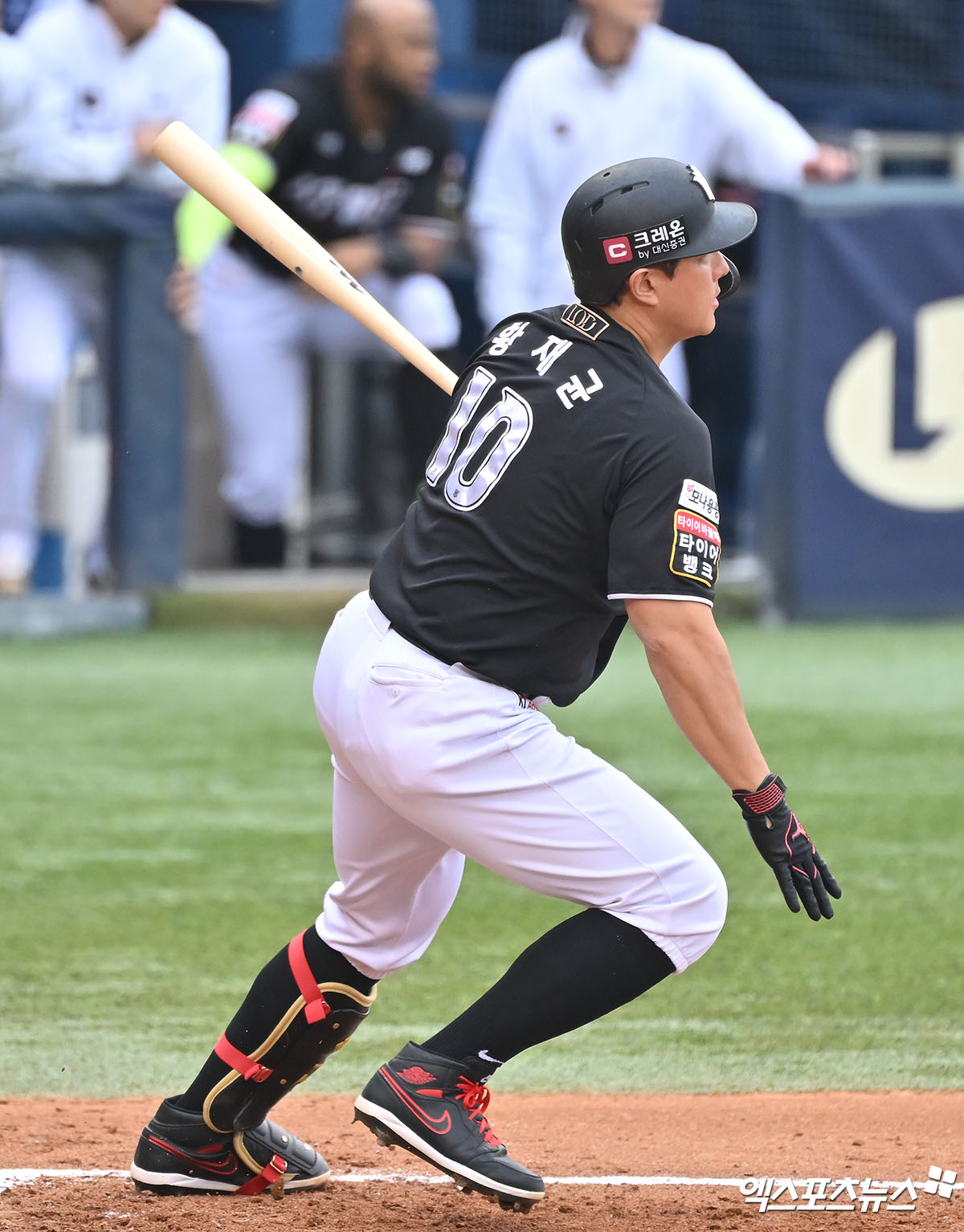 6일 오후 서울 송파구 잠실야구장에서 열린 '2024 신한 SOL Bank KBO 포스트시즌' KT 위즈와 LG 트윈스의 준플레이오프 2차전 경기, 2회초 2사 3루 KT 황재균이 1타점 적시타를 날리고 있다. 잠실, 김한준 기자