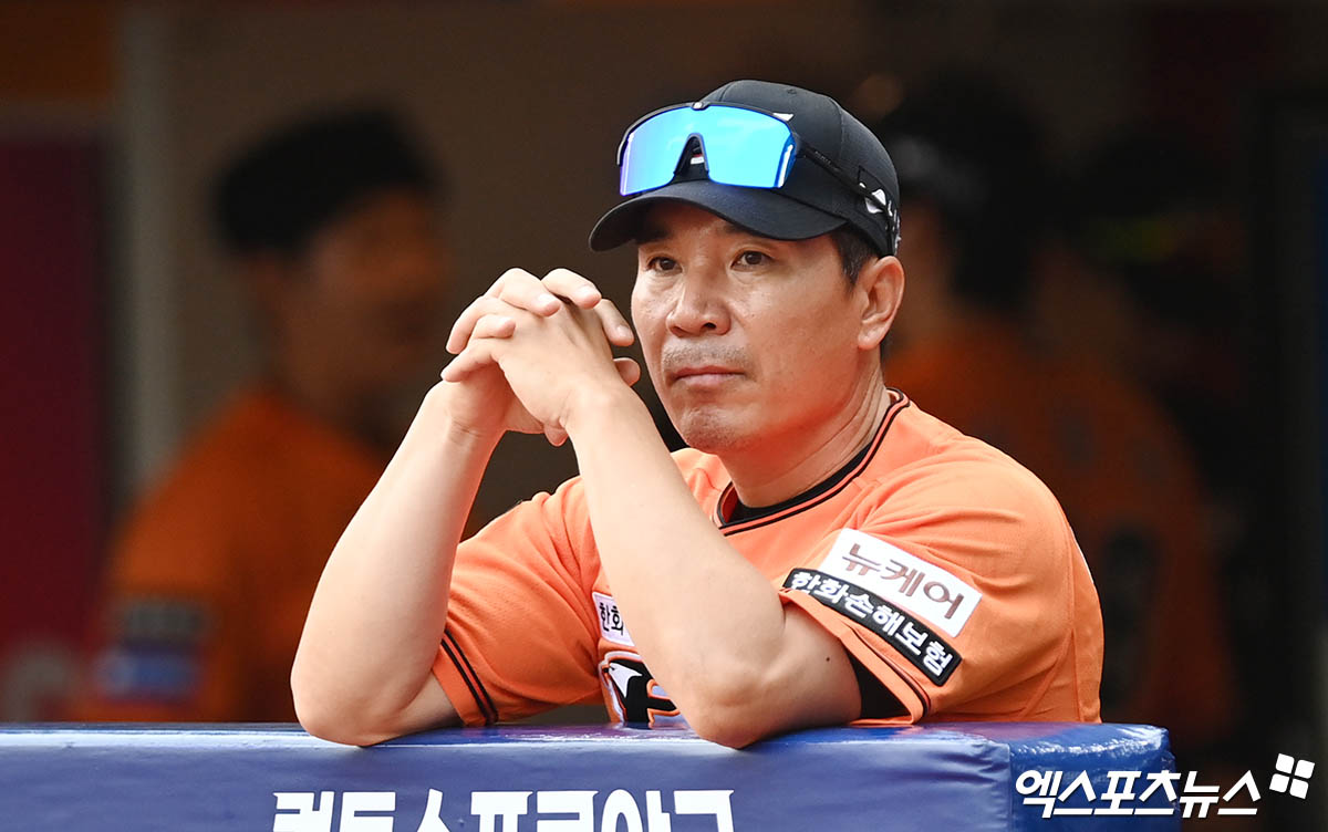 5일 오후 인천 SSG랜더스필드에서 열린 '2024 신한 SOL Bank KBO 올스타 프라이데이' 퓨처스 올스타전 남부와 북부의 경기, 한화 이대진 2군 감독이 더그아웃에서 경기를 지켜보고 있다. 엑스포츠뉴스 DB