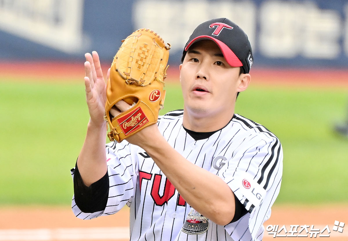 임찬규는 6일 잠실구장에서 열린 '2024 신한 SOL Bank KBO 포스트시즌' KT와 준플레이오프(5전 3승제) 2차전에서 선발 등판했다. 이날 최종 성적 5⅓이닝 7피안타 4탈삼진 무4사구 2실점(1자책점)을 기록했다. 승리투수 요건을 갖추고 마운드에서 내려왔다. 잠실, 김한준 기자