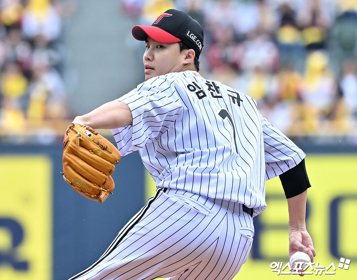 임찬규는 6일 잠실구장에서 열린 '2024 신한 SOL Bank KBO 포스트시즌' KT와 준플레이오프(5전 3승제) 2차전에서 선발 등판했다. 이날 최종 성적 5⅓이닝 7피안타 4탈삼진 무4사구 2실점(1자책점)을 기록했다. 승리투수 요건을 갖추고 마운드에서 내려왔다. 잠실, 김한준 기자