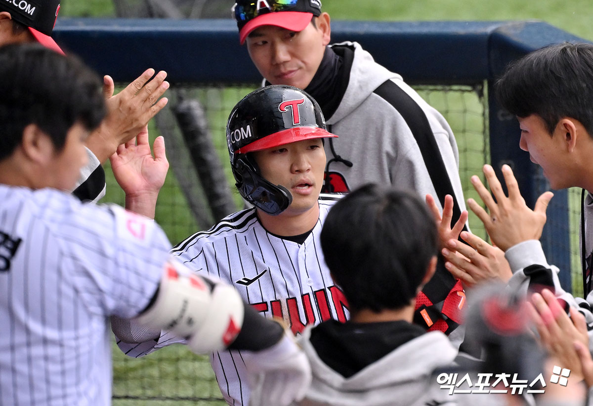 임찬규는 6일 잠실구장에서 열린 '2024 신한 SOL Bank KBO 포스트시즌' KT와 준플레이오프(5전 3승제) 2차전에서 선발 등판했다. 이날 최종 성적 5⅓이닝 7피안타 4탈삼진 무4사구 2실점(1자책점)을 기록했다. 승리투수 요건을 갖추고 마운드에서 내려왔다. 잠실, 김한준 기자