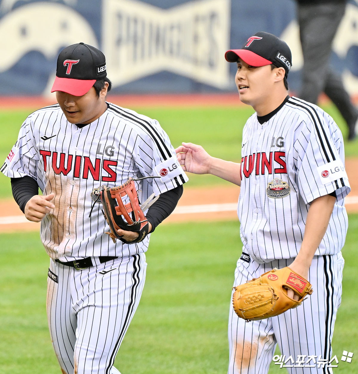 임찬규는 6일 잠실구장에서 열린 '2024 신한 SOL Bank KBO 포스트시즌' KT와 준플레이오프(5전 3승제) 2차전에서 선발 등판했다. 이날 최종 성적 5⅓이닝 7피안타 4탈삼진 무4사구 2실점(1자책점)을 기록했다. 승리투수 요건을 갖추고 마운드에서 내려왔다. 잠실, 김한준 기자