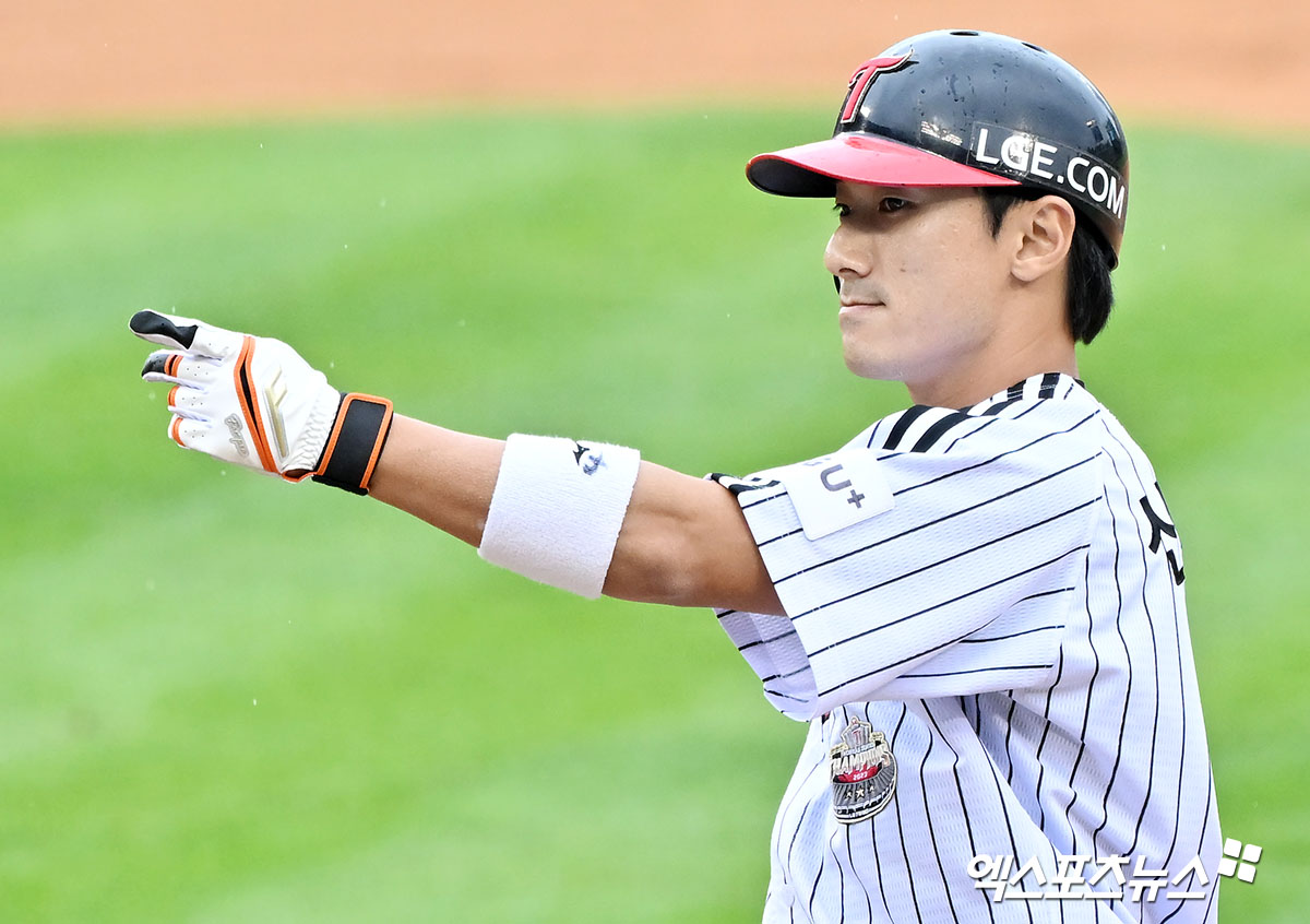 6일 오후 서울 송파구 잠실야구장에서 열린 '2024 신한 SOL Bank KBO 포스트시즌' KT 위즈와 LG 트윈스의 준플레이오프 2차전 경기, 3회말 1사 3루 LG 신민재가 동점 적시타를 날린 후 기뻐하고 있다. LG는 이날 특유의 발야구가 불을 뿜으면서 홈에서 KT를 7-2로 뒤집기 승리를 챙기고 시리즈 1승1패를 기록했다.  잠실, 김한준 기자