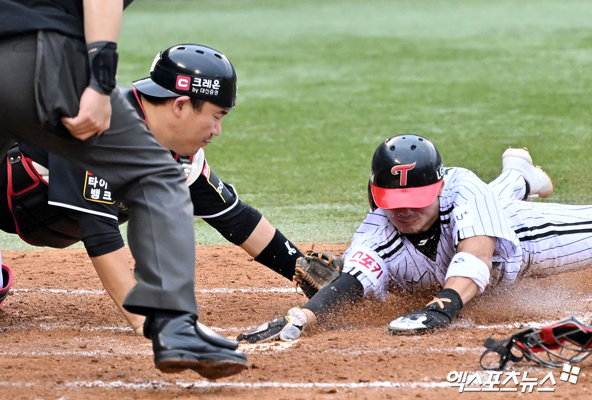 6일 오후 서울 송파구 잠실야구장에서 열린 '2024 신한 SOL Bank KBO 포스트시즌' KT 위즈와 LG 트윈스의 준플레이오프 2차전 경기, 5회말 무사 2루 LG 신민재가 오스틴의 우중간 안타때 홈으로 쇄도하다 KT 장성우에게 태그아웃을 당하고 있다. 잠실, 김한준 기자