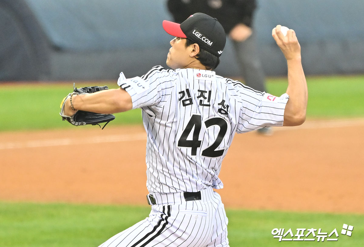 6일 오후 서울 송파구 잠실야구장에서 열린 '2024 신한 SOL Bank KBO 포스트시즌' KT 위즈와 LG 트윈스의 준플레이오프 2차전 경기, 8회초 LG 김진성이 공을 힘차게 던지고 있다. LG는 이날 특유의 발야구가 불을 뿜으면서 홈에서 KT를 7-2로 뒤집기 승리를 챙기고 시리즈 1승1패를 기록했다. 잠실, 김한준 기자