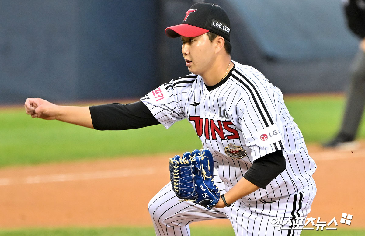 6일 오후 서울 송파구 잠실야구장에서 열린 '2024 신한 SOL Bank KBO 포스트시즌' KT 위즈와 LG 트윈스의 준플레이오프 2차전 경기, 9회초 LG 유영찬이 공을 힘차게 던지고 있다. 잠실, 김한준 기자