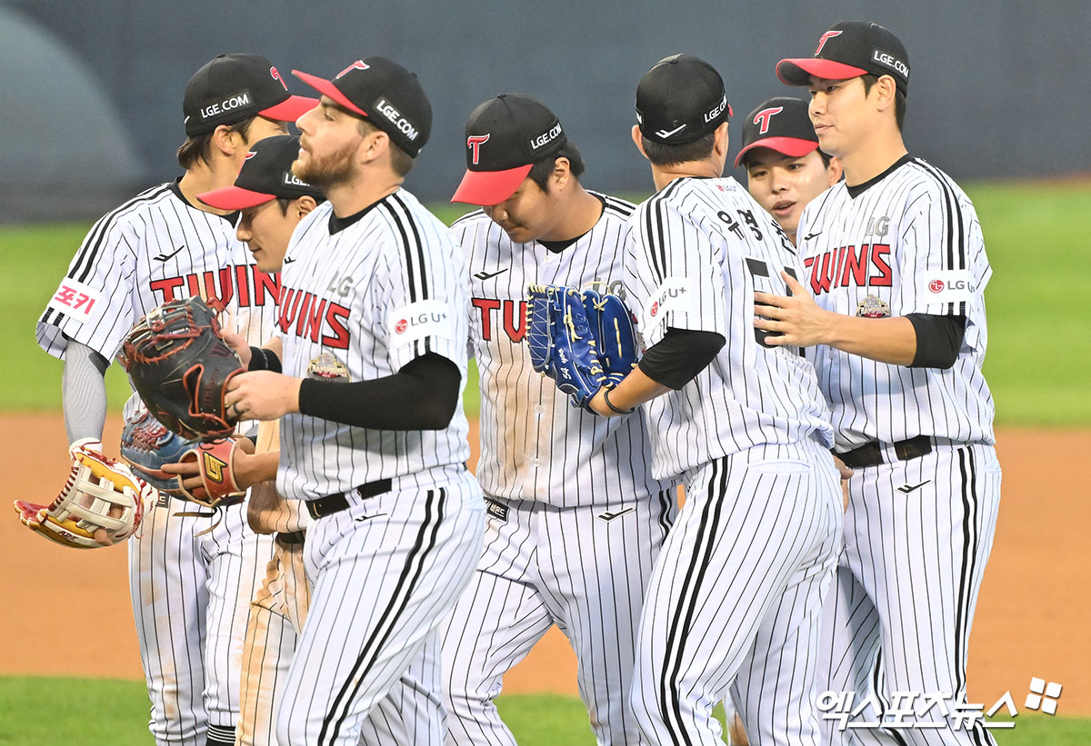 6일 오후 서울 송파구 잠실야구장에서 열린 '2024 신한 SOL Bank KBO 포스트시즌' KT 위즈와 LG 트윈스의 준플레이오프 2차전 경기, LG 가 선발 임찬규의 호투와 신민재의 2안타 3타점 활약에 힘입어 KT에 7:2로 승리했다.  이날 경기에서 승리한 LG 선수들이 기뻐하고 있다. 잠실, 김한준 기자