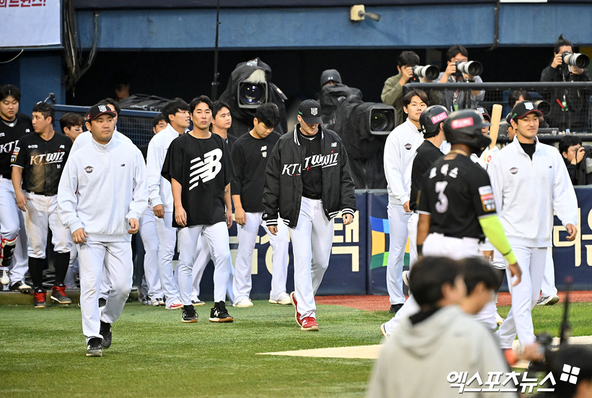 6일 오후 서울 송파구 잠실야구장에서 열린 '2024 신한 SOL Bank KBO 포스트시즌' KT 위즈와 LG 트윈스의 준플레이오프 2차전 경기, LG 가 선발 임찬규의 호투와 신민재의 2안타 3타점 활약에 힘입어 KT에 7:2로 승리했다.  경기종료 후 KT 선수들이 그라운드로 나오고 있다. 잠실, 김한준 기자