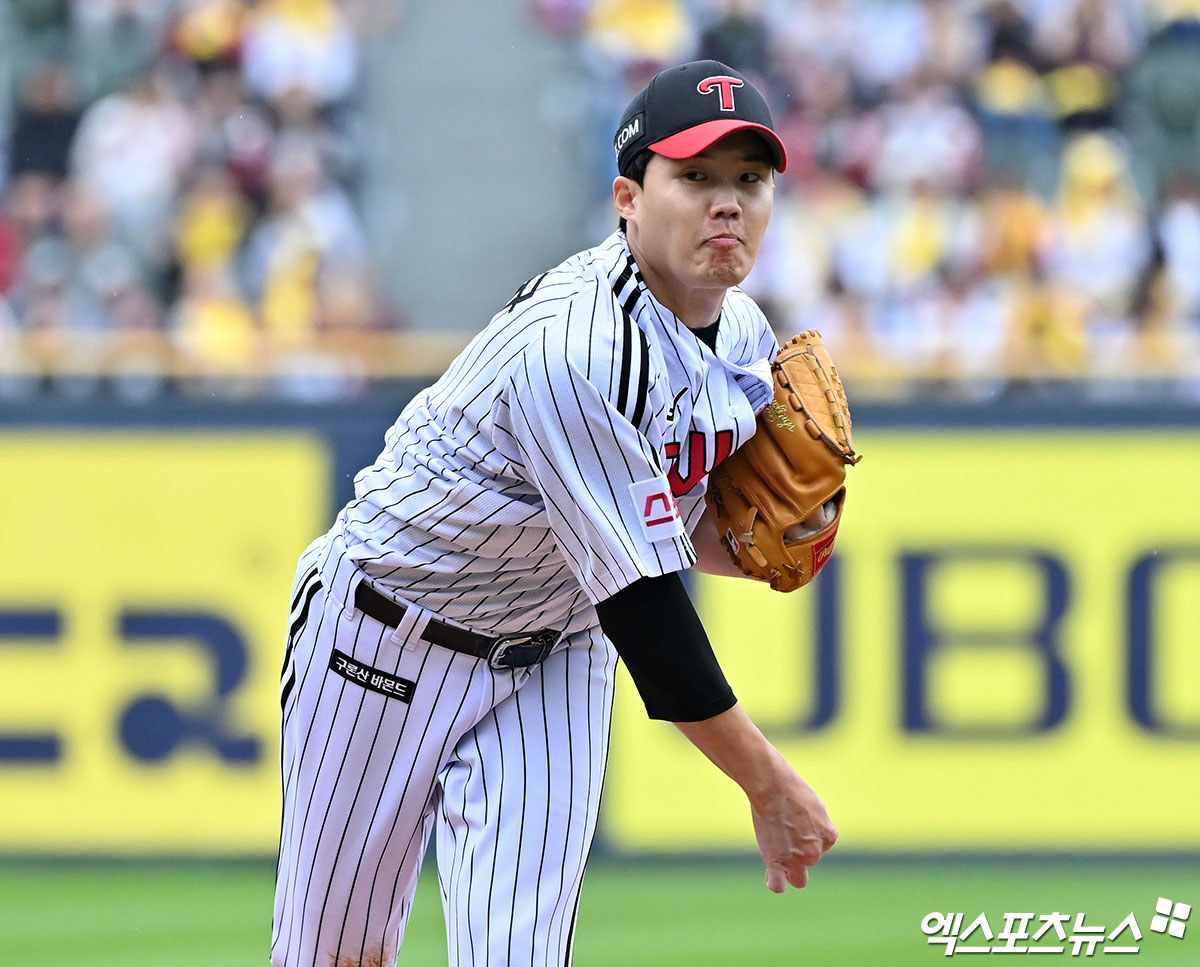 6일 오후 서울 송파구 잠실야구장에서 열린 '2024 신한 SOL Bank KBO 포스트시즌' KT 위즈와 LG 트윈스의 준플레이오프 2차전 경기, 1회초 LG 선발투수 임찬규가 공을 힘차게 던지고 있다. 잠실, 김한준 기자