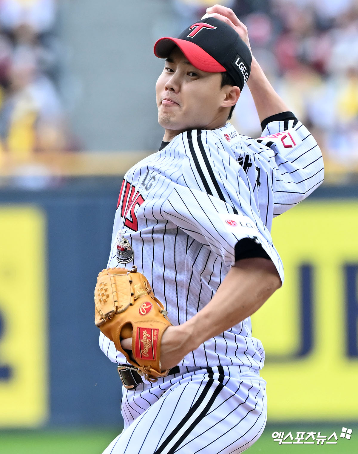 6일 오후 서울 송파구 잠실야구장에서 열린 '2024 신한 SOL Bank KBO 포스트시즌' KT 위즈와 LG 트윈스의 준플레이오프 2차전 경기, 1회초 LG 선발투수 임찬규가 공을 힘차게 던지고 있다. 잠실, 김한준 기자