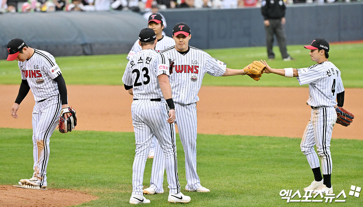 6일 오후 서울 송파구 잠실야구장에서 열린 '2024 신한 SOL Bank KBO 포스트시즌' KT 위즈와 LG 트윈스의 준플레이오프 2차전 경기, 6회초 1사 1루 LG 선발투수 임찬규가 마운드를 내려가고 있다. 잠실, 김한준 기자