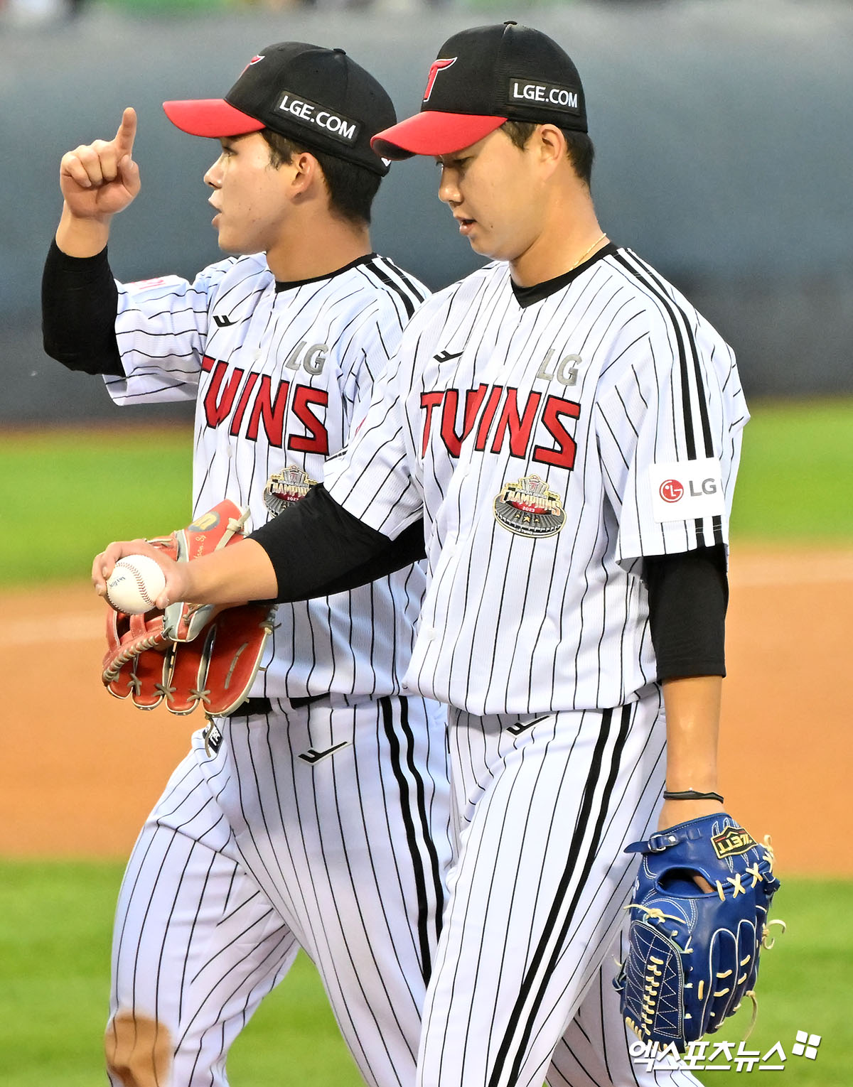 LG 투수 유영찬(오른쪽)은 6일 잠실구장에서 열린 '2024 신한 SOL Bank KBO 포스트시즌' KT와 준플레이오프(5전 3승제) 2차전에서 구원 등판했다. 최근 부친상으로 힘든 시기를 보냈던 그는 포스트시즌 첫 등판을 1이닝 무실점으로 잘 마무리했다. 잠실, 김한준 기자