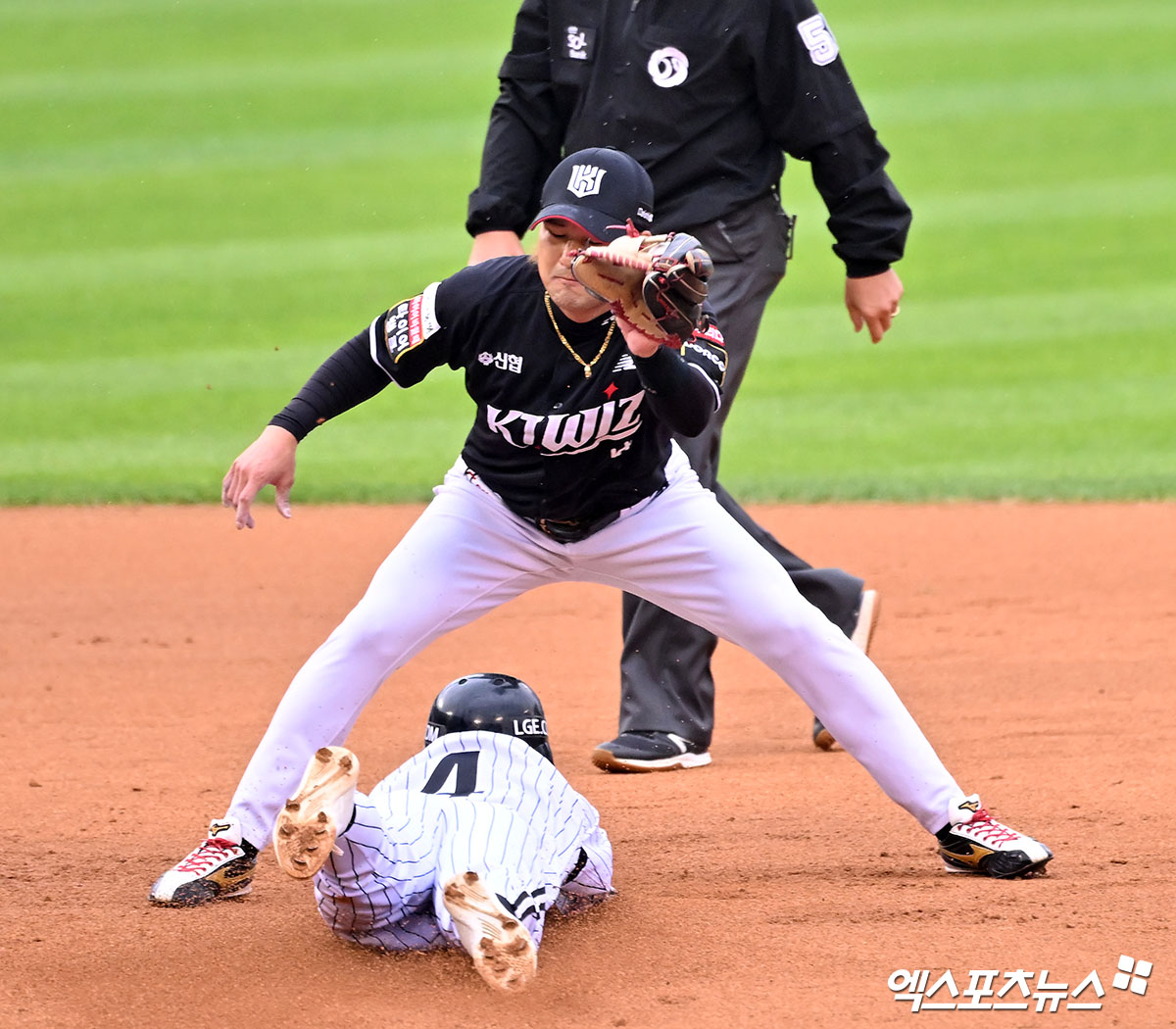 6일 오후 서울 송파구 잠실야구장에서 열린 '2024 신한 SOL Bank KBO 포스트시즌' KT 위즈와 LG 트윈스의 준플레이오프 2차전 경기, 3회말 1사 1루 LG 신민재가 2루 도루에 성공하고 있다. 잠실, 김한준 기자