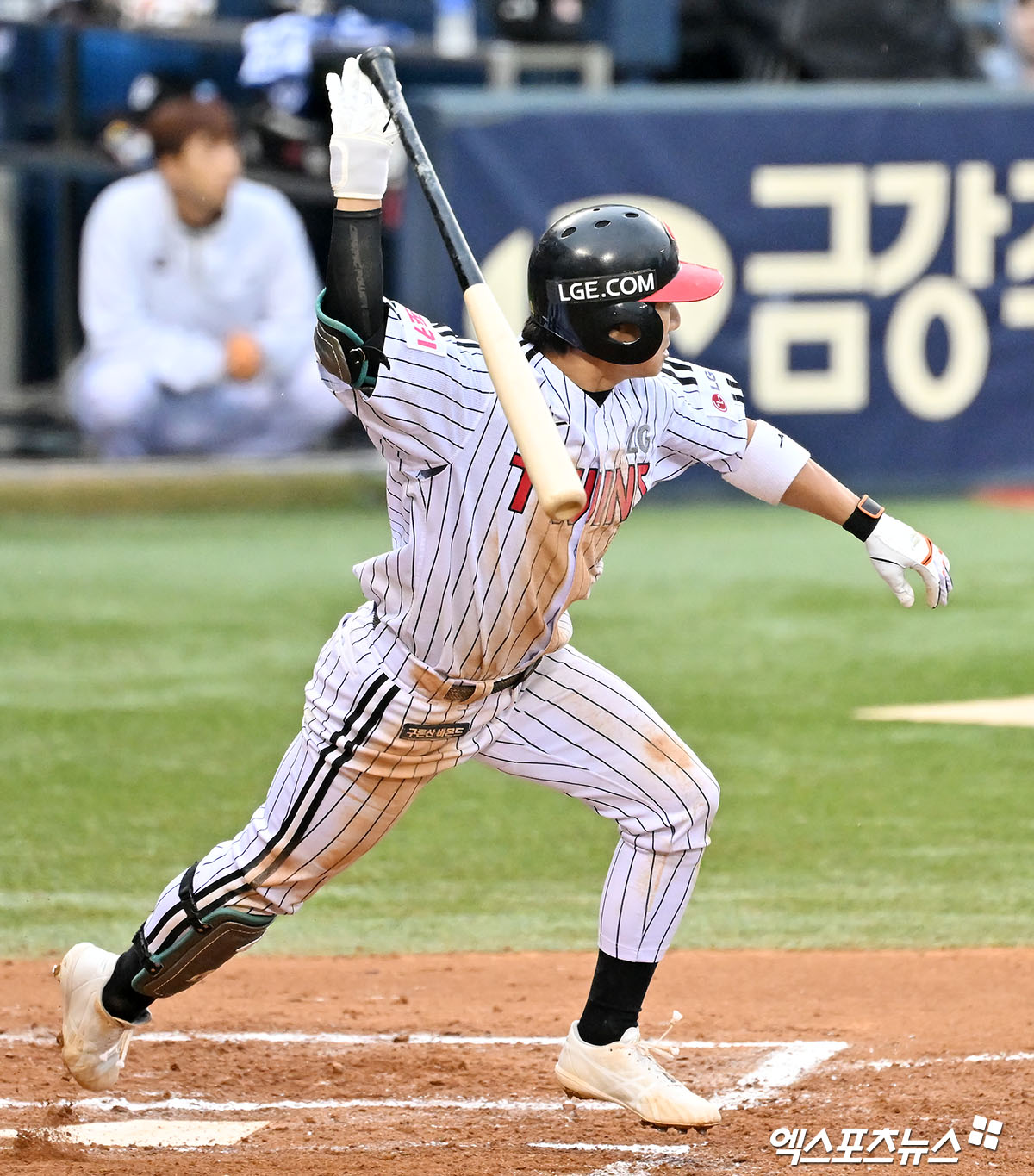 6일 오후 서울 송파구 잠실야구장에서 열린 '2024 신한 SOL Bank KBO 포스트시즌' KT 위즈와 LG 트윈스의 준플레이오프 2차전 경기, 6회말 1사 만루 LG 신민재가 2타점 적시타를 날리고 있다. 잠실, 김한준 기자