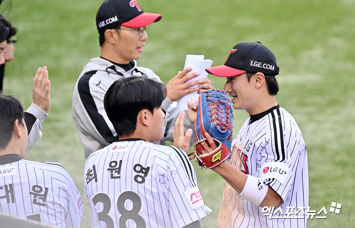 6일 오후 서울 송파구 잠실야구장에서 열린 '2024 신한 SOL Bank KBO 포스트시즌' KT 위즈와 LG 트윈스의 준플레이오프 2차전 경기, 8회초 수비를 마친 LG 신민재가 더그아웃에서 하이파이브를 하고 있다. 잠실, 김한준 기자