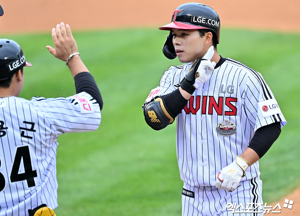 LG 외야수 문성주(오른쪽)는 6일 잠실구장에서 열린 '2024 신한 SOL Bank KBO 포스트시즌' KT와 준플레이오프(5전 3승제) 2차전에서 9번타자 좌익수로 선발 출전했다. 이날 멀티히트와 타점을 기록해 팀 승리에 힘을 보탰다. 잠실, 김한준 기자