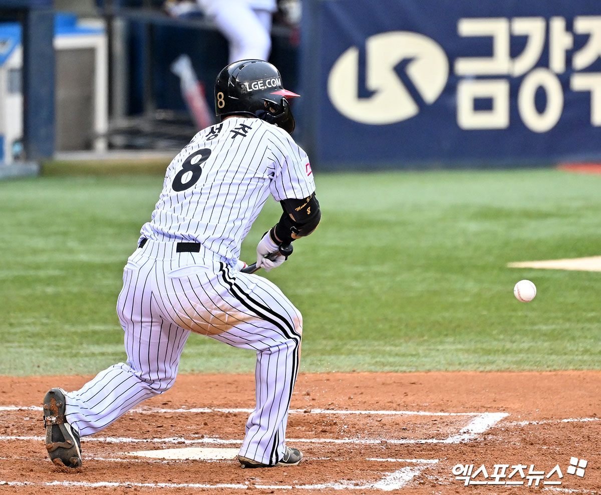 LG 외야수 문성주는 6일 잠실구장에서 열린 '2024 신한 SOL Bank KBO 포스트시즌' KT와 준플레이오프(5전 3승제) 2차전에서 9번타자 좌익수로 선발 출전했다. 이날 멀티히트와 타점을 기록해 팀 승리에 힘을 보탰다. 잠실, 김한준 기자