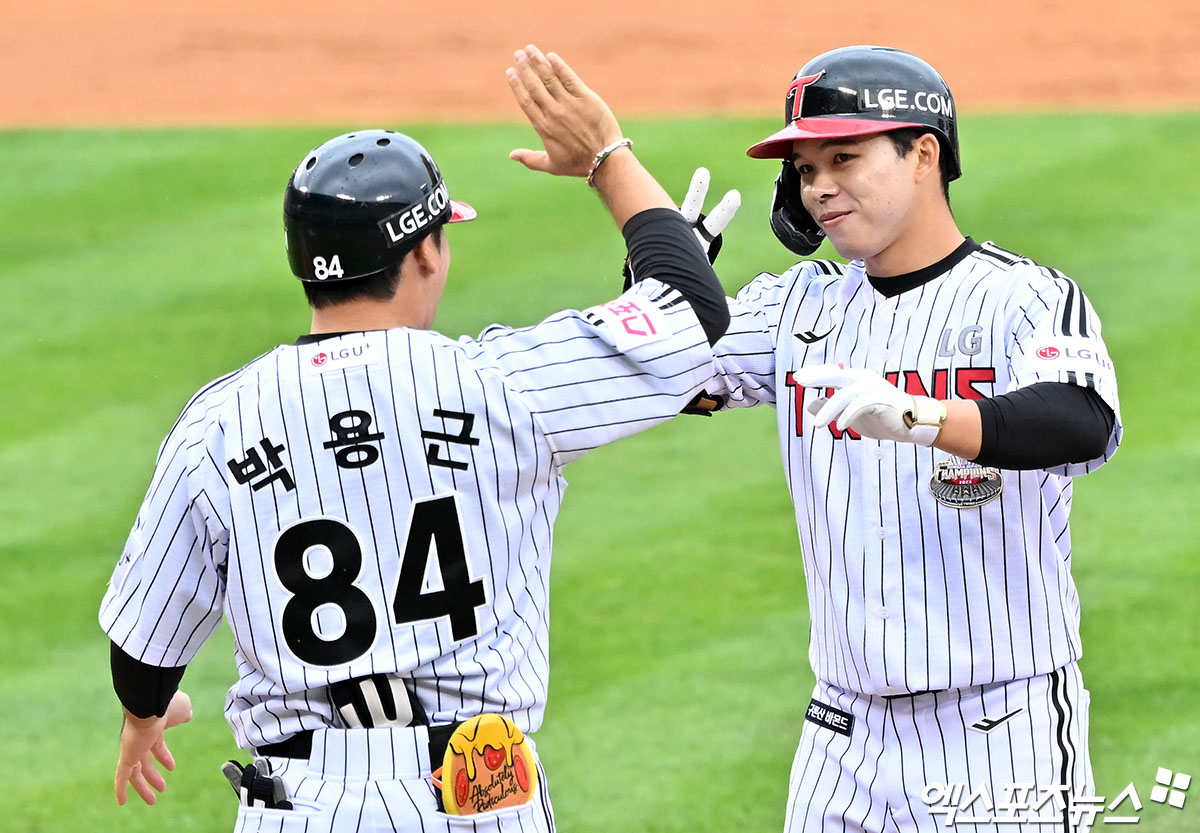 LG 외야수 문성주(오른쪽)는 6일 잠실구장에서 열린 '2024 신한 SOL Bank KBO 포스트시즌' KT와 준플레이오프(5전 3승제) 2차전에서 9번타자 좌익수로 선발 출전했다. 이날 멀티히트와 타점을 기록해 팀 승리에 힘을 보탰다. 잠실, 김한준 기자