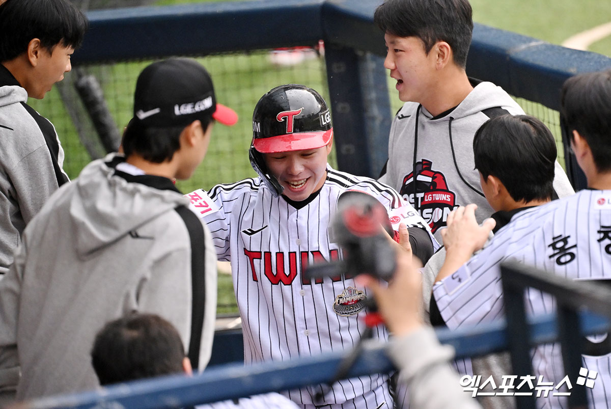 LG 외야수 문성주는 6일 잠실구장에서 열린 '2024 신한 SOL Bank KBO 포스트시즌' KT와 준플레이오프(5전 3승제) 2차전에서 9번타자 좌익수로 선발 출전했다. 이날 멀티히트와 타점을 기록해 팀 승리에 힘을 보탰다. 잠실, 김한준 기자