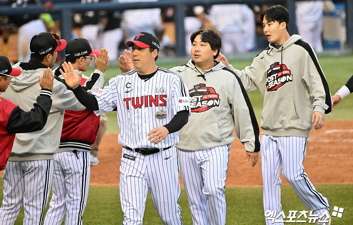 LG는 6일 잠실구장에서 열린 '2024 신한 SOL Bank KBO 포스트시즌' KT와 준플레이오프(5전 3승제) 2차전에서 7-2로 승리했다. 이날 승리로 팀은 준플레이오프 전적을 1승 1패로 맞췄다. 잠실, 김한준 기자