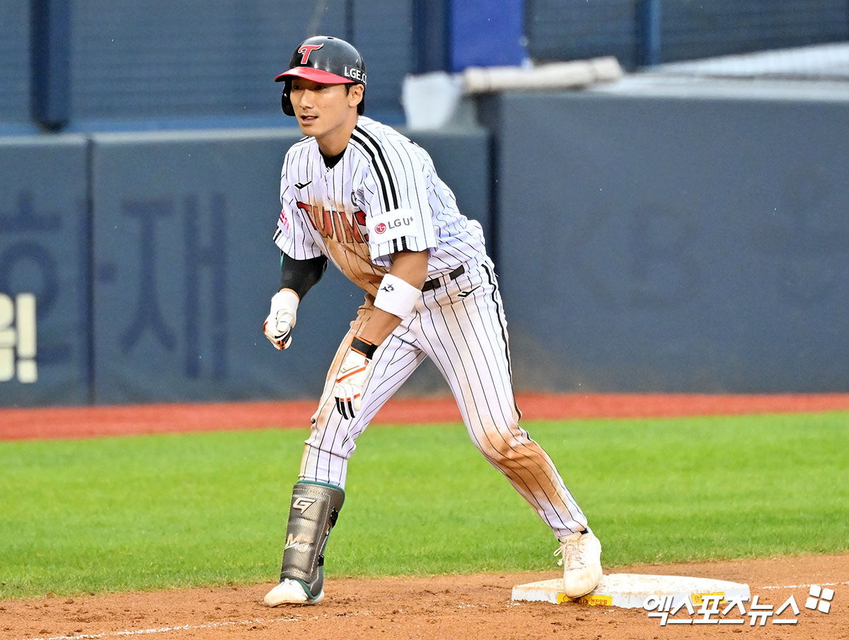 LG 내야수 신민재는 6일 잠실구장에서 열린 '2024 신한 SOL Bank KBO 포스트시즌' KT와 준플레이오프(5전 3승제) 2차전을 앞두고 취재진을 만나 후배 김대원을 위한 위로의 말을 건넸다. 잠실, 김한준 기자