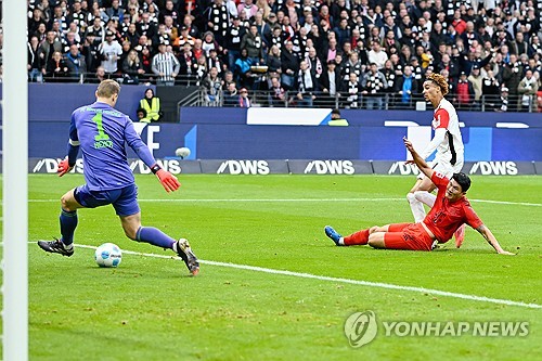 뮌헨이 7일(한국시간) 독일 프랑크푸르트에 있는 도이체 방크 파르크에서 열린 아인라흐트 프랑크푸르트와의 2024-2025시즌 분데스리가 6라운드 원정 경기에서 3-3 무승부를 기록했다.   김민재가 전반 15분 만에 뮌헨의 선제골이자 시즌 첫 골을 터뜨리며 기선을 제압했지만, 후반 추가시간 막판까지 치열한 혈투 끝에 승점 1점을 얻는 데 그쳤다. 연합뉴스