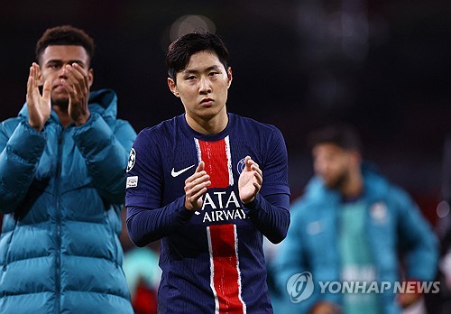 PSG가 7일(한국시간) 프랑스 니스의 알리안츠 리비에라 경기장에서 열린 OGC 니스와의 2024-2025시즌 리그1 7라운드 원정 경기에서 1-1로 비겼다.   이강인은 0-1로 뒤지던 후반 시작과 함께 교체로 출전해 활약했고 누누 멘데스의 동점골이 나왔지만, PSG는 역전에 실패하며 승점 1점을 나눠 가졌다. 연합뉴스