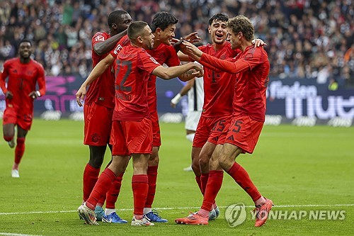 바이에른 뮌헨은 7일(한국시간) 독일 프랑크푸르트의 도이치방크 파르크에서 열린 2024-2025시즌 독일 분데스리가 6라운드 원정 경기에서 프랑크푸르트와 3-3으로 비겼다. 이날 김민재는 전반 15분 세트피스 때 공격에 가담한 뒤 토마스 뮐러의 패스를 시즌 1호골로 연결하며 웃었다. 다만 수비는 완벽하지 않았다. 연합뉴스