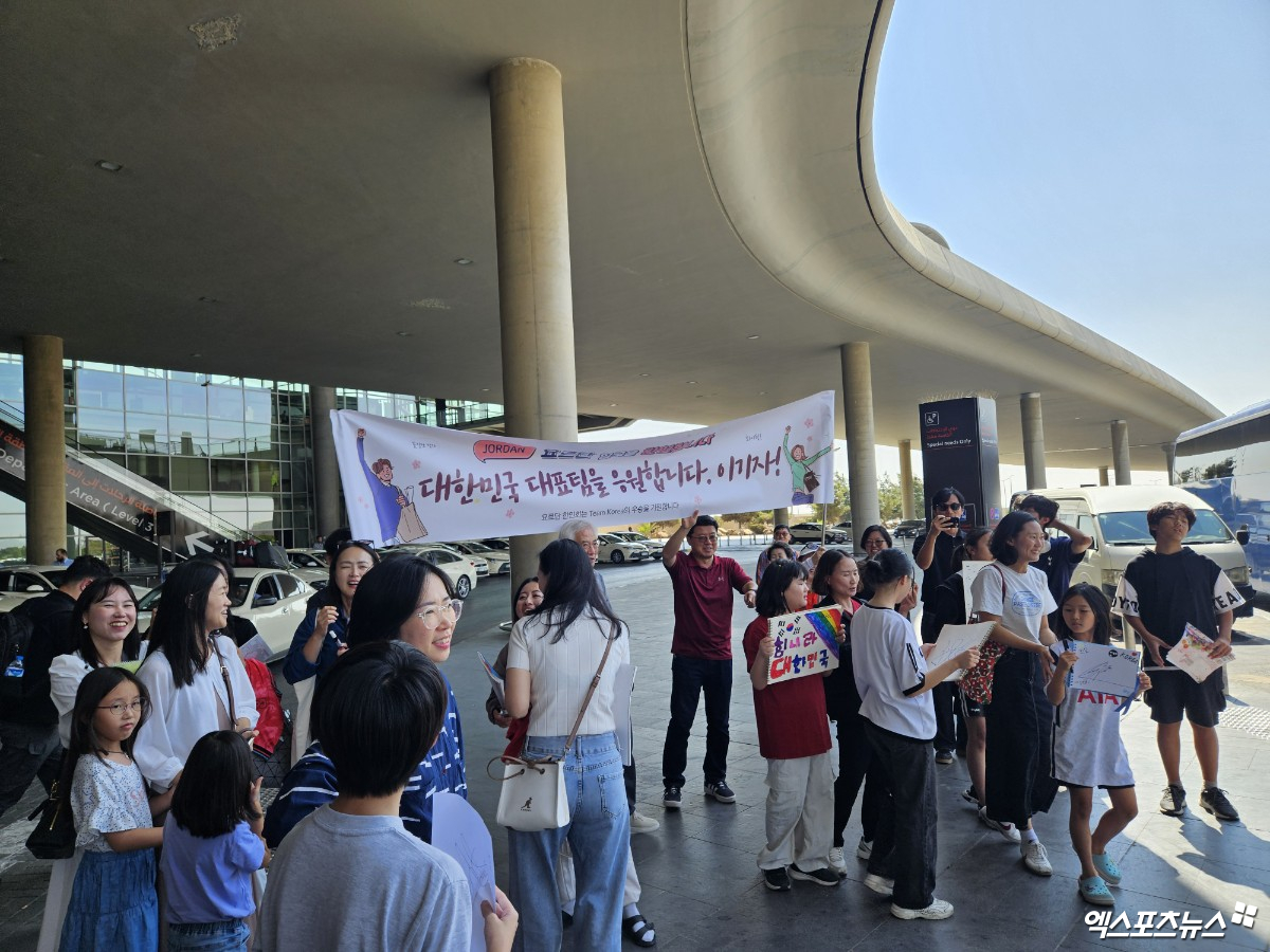 홍명보호가 환대 속에 결전지 요르단에 입성했다. 공항에는 한국 대표팀 선수들을 맞이하기 위해 시내부터 차로 30여분 이상을 달려온 요르단 한인들이 기다리고 있었다. 인원이 많지 않았지만, 요르단 한인회는 홍명보호를 반기는 현수막까지 직접 준비해 대표팀을 맞았다. 사진 요르단 암만, 김환 기자