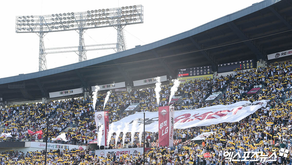 5일 오후 서울 송파구 잠실야구장에서 열린 '2024 신한 SOL Bank KBO 포스트시즌' KT 위즈와 LG 트윈스의 준플레이오프 1차전 경기가 매진된 가운데 만원관중이 열띤 응원을 펼치고 있다. 엑스포츠뉴스DB