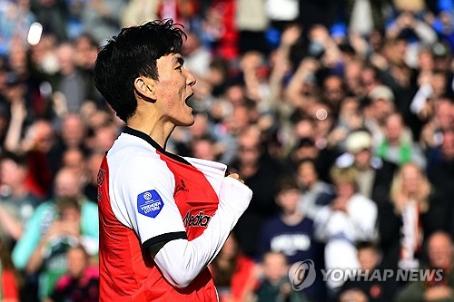 한국 국가대표팀을 이끌고 2002 국제축구연맹(FIFA) 한일 월드컵 4강 신화를 이룩했던 네덜란드의 명장 거스 히딩크 감독이 황인범을 칭찬했다. 이미 많은 한국 선수들을 지도한 경험이 있는 히딩크 감독은 한국인들이 대부분 얌전하고 겸손한 성격인 줄만 알았지만, 황인범이 그라운드 위에서 동료들에게 손으로 지시를 내리는 모습을 봤다면서 황인범을 높게 평가했다. 사진 연합뉴스